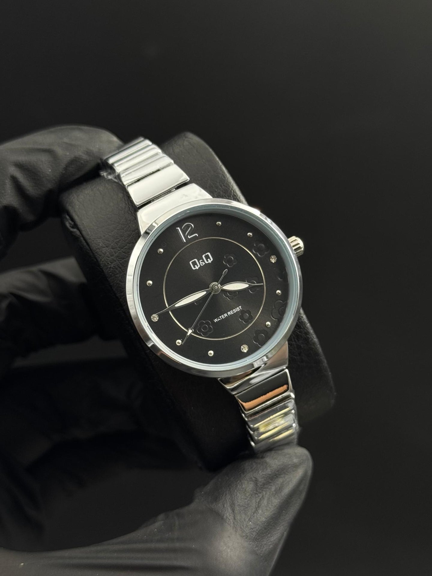 QYQ MUJER FLORES PLATEADO TABLERO NEGRO