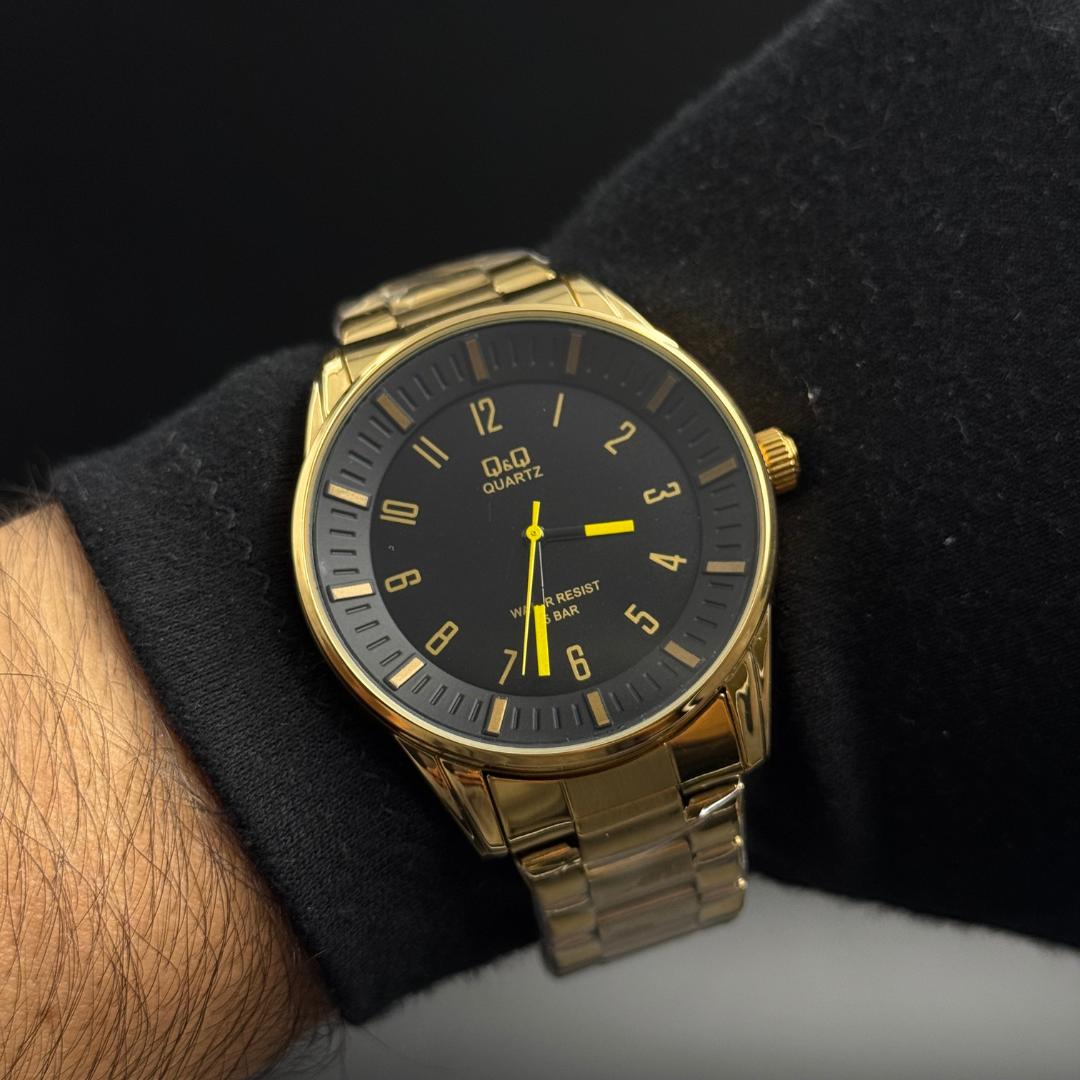 QYQ 3030 Dorado Tablero Negro Manecillas Amarillas