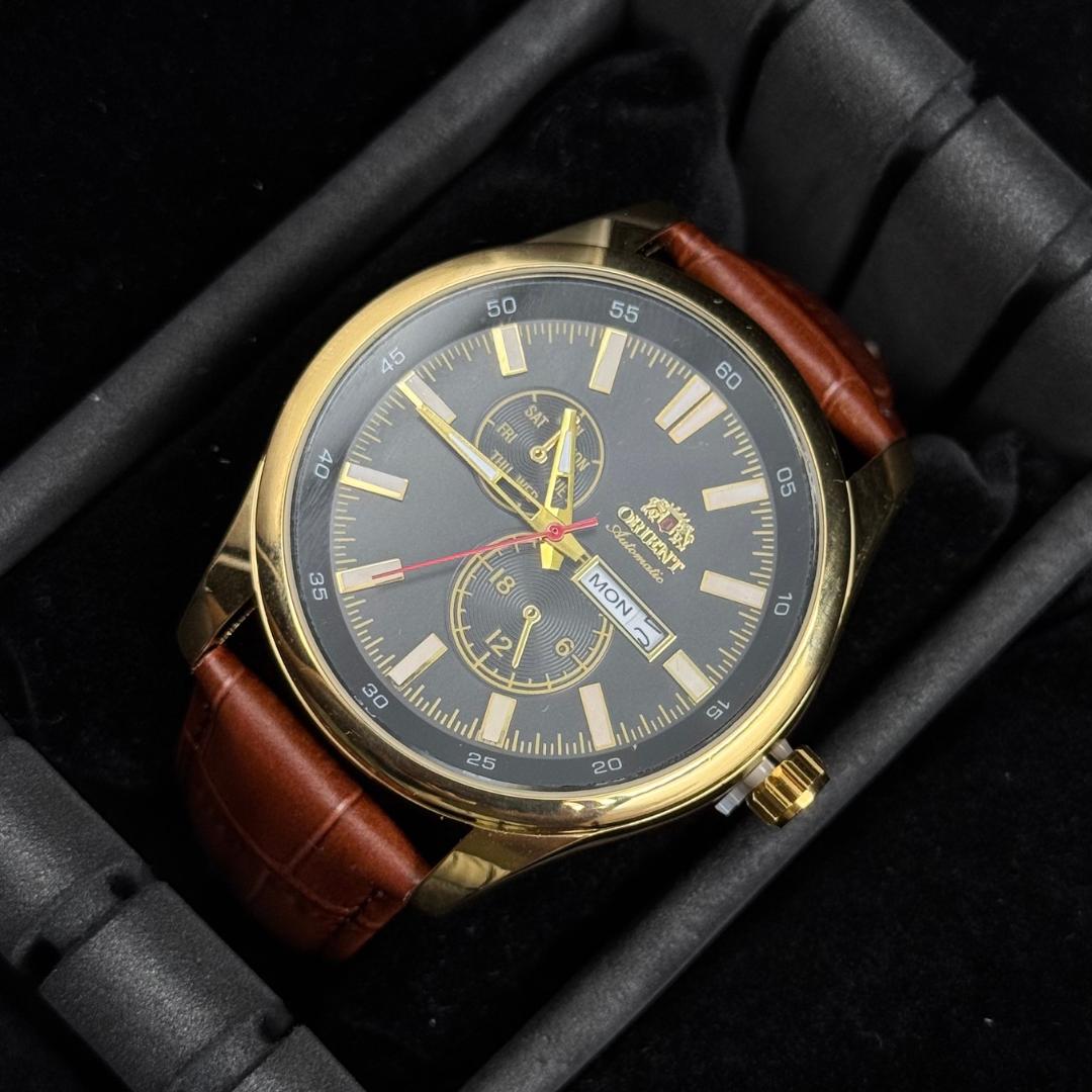 ORNT Cronógrafo Cuero Café Dorado Tablero Negro